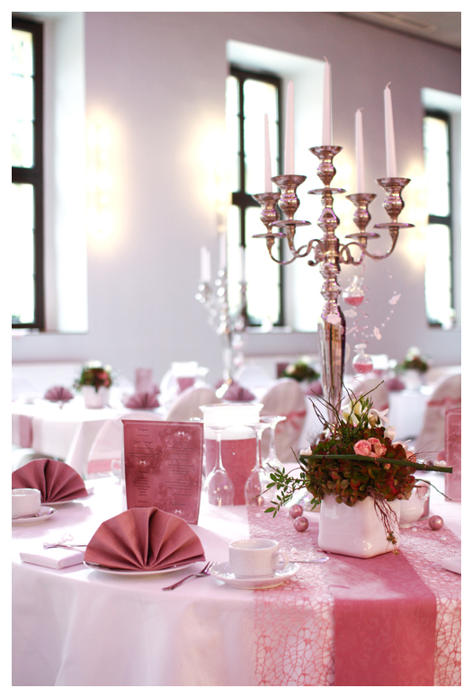 Tischdekoration-Hochzeit-rosa