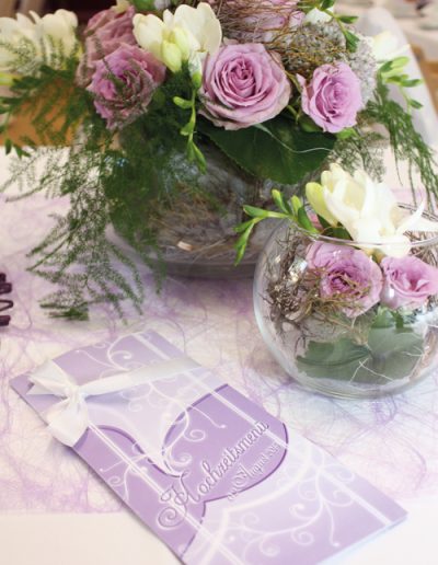 Menükarte auf Hochzeitstafel in flieder im Stil der Hochzeitseinladungen