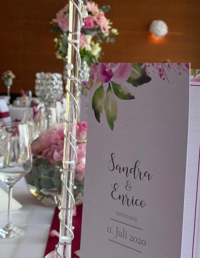 Menükarte auf Hochzeitstafel rosa im Stil der Hochzeitseinladungen